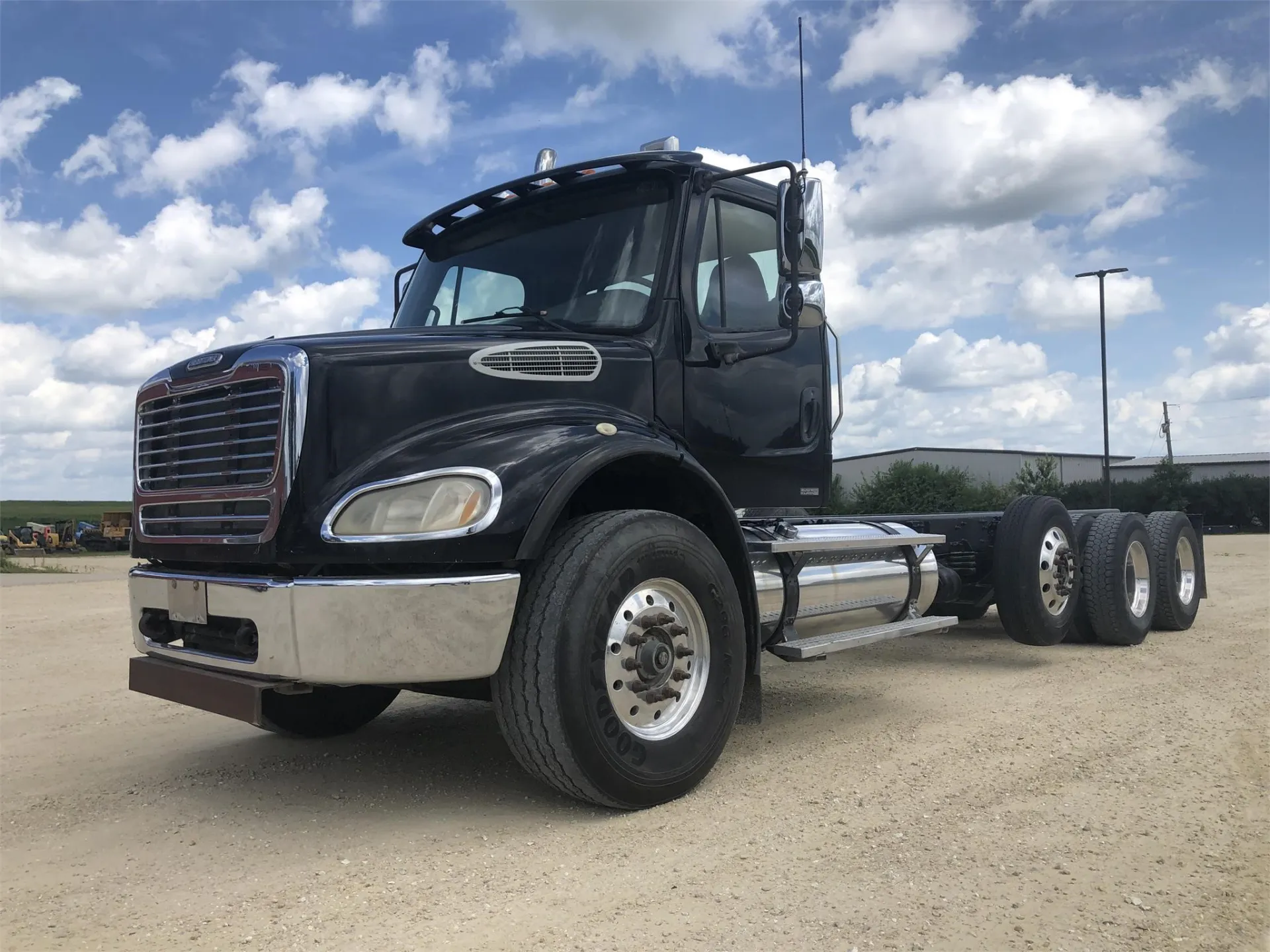 2005 FREIGHTLINER BUSINESS CLASS M2 TRUCK