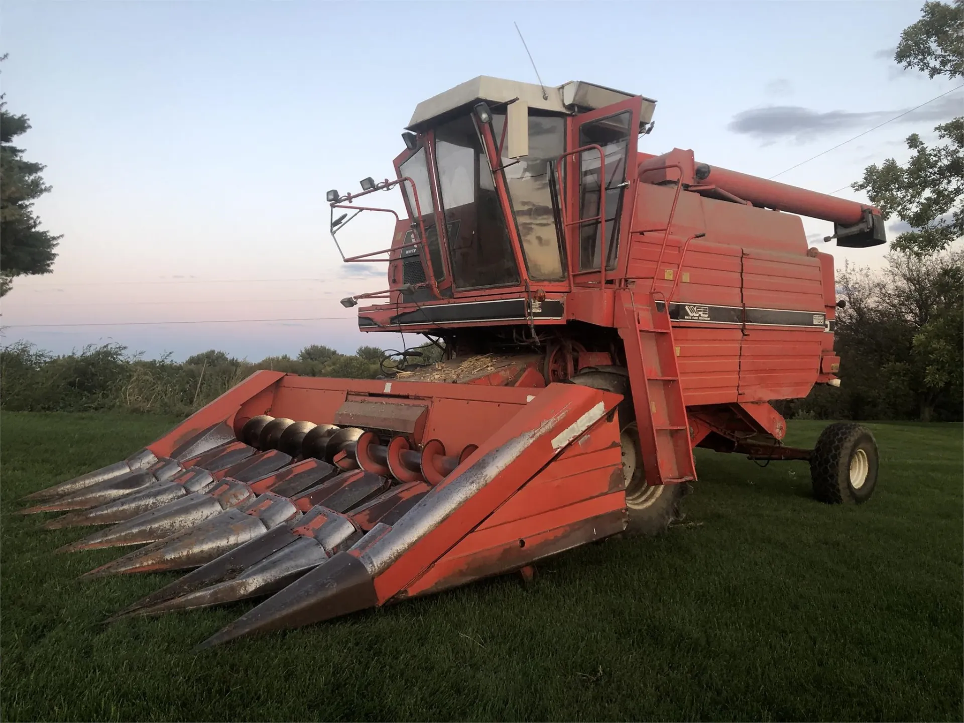 WHITE 8900 COMBINE