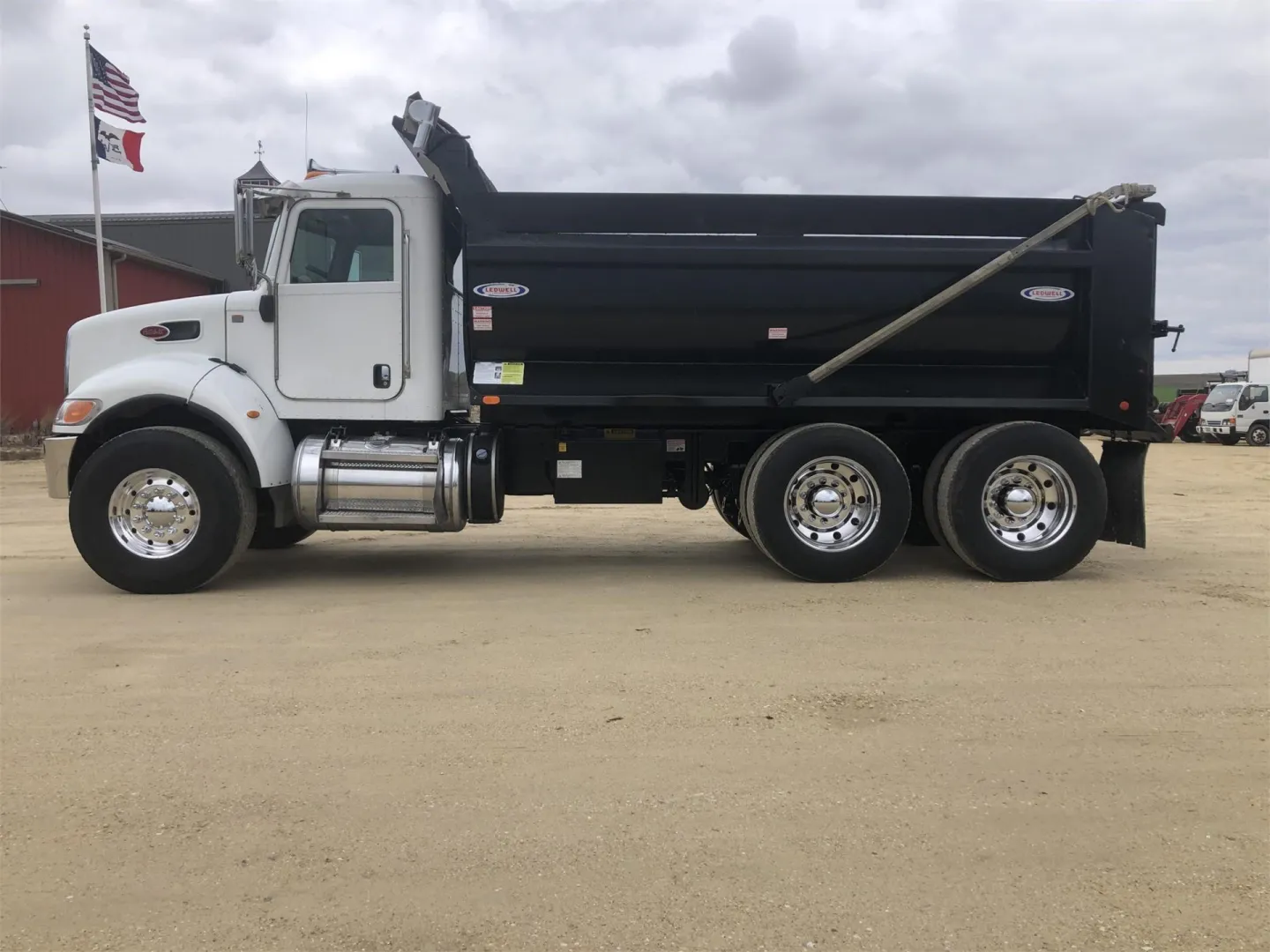 2016 PETERBILT 348