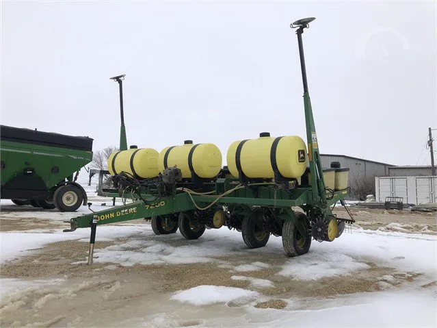 JOHN DEERE 7200
