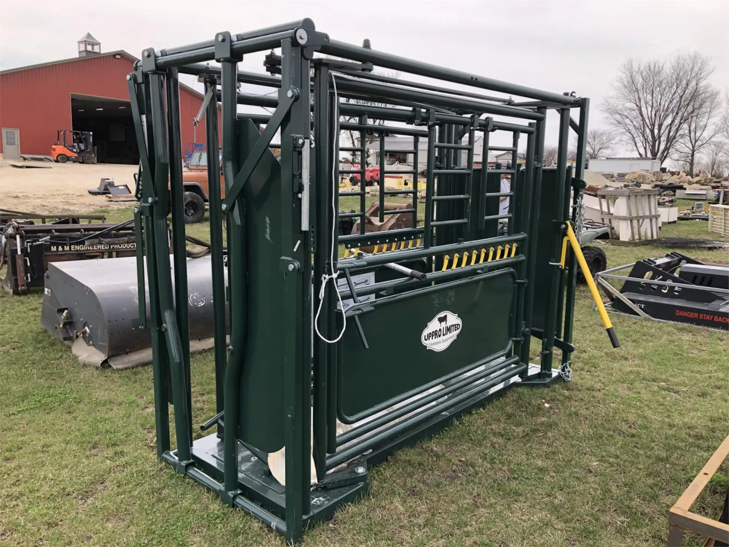 Old 20 Auctions SUIHE 9 FOOT CATTLE SQUEEZE CHUTE