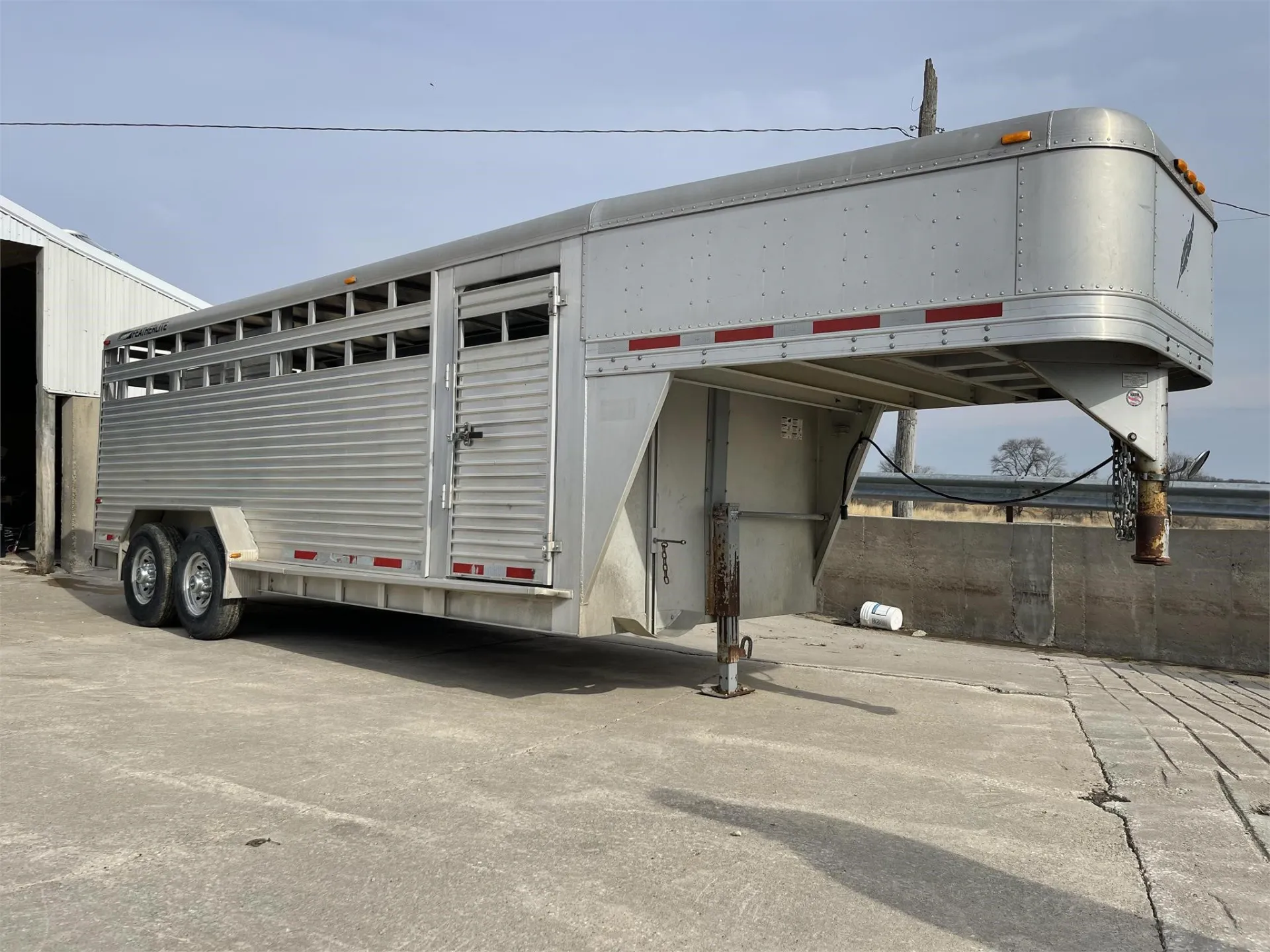 2003 FEATHERLITE 8127 20 FOOT